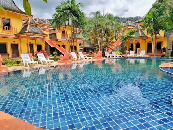 2 hồ bơi ngoài trời, ghế dài tắm nắng 