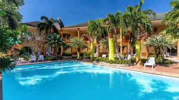 2 albercas al aire libre