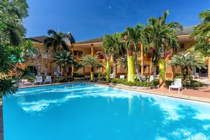 2 outdoor pools