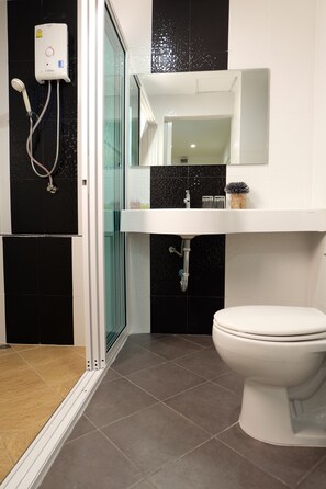 Dusche, Hydromassagedusche, kostenlose Toilettenartikel, Haartrockner