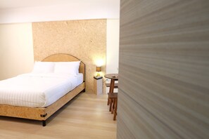 Deluxe Double Bedroom | Peralatan tempat tidur premium, meja, Wi-fi percuma, cadar katil 