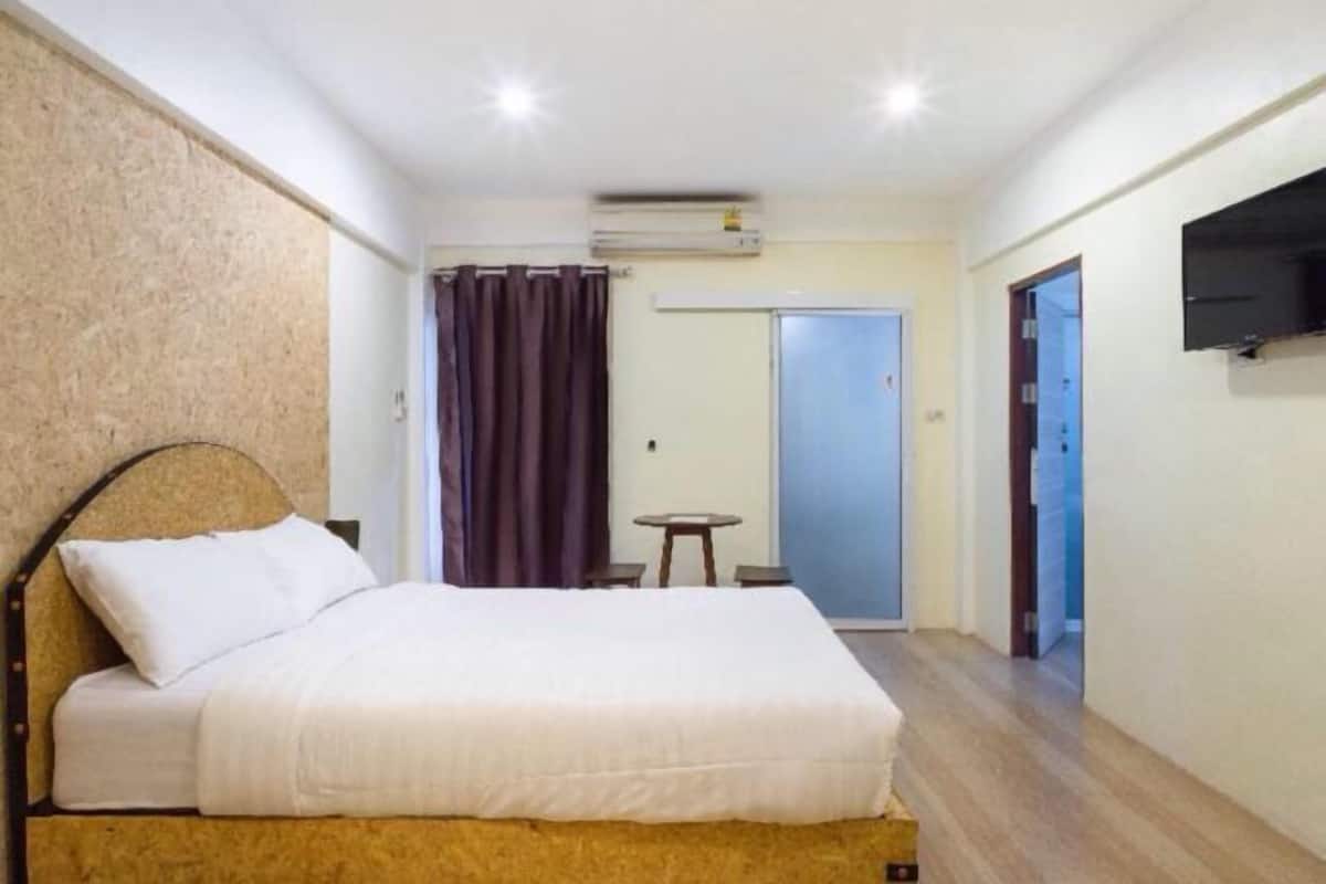 Premium bedding, desk, free WiFi, bed sheets