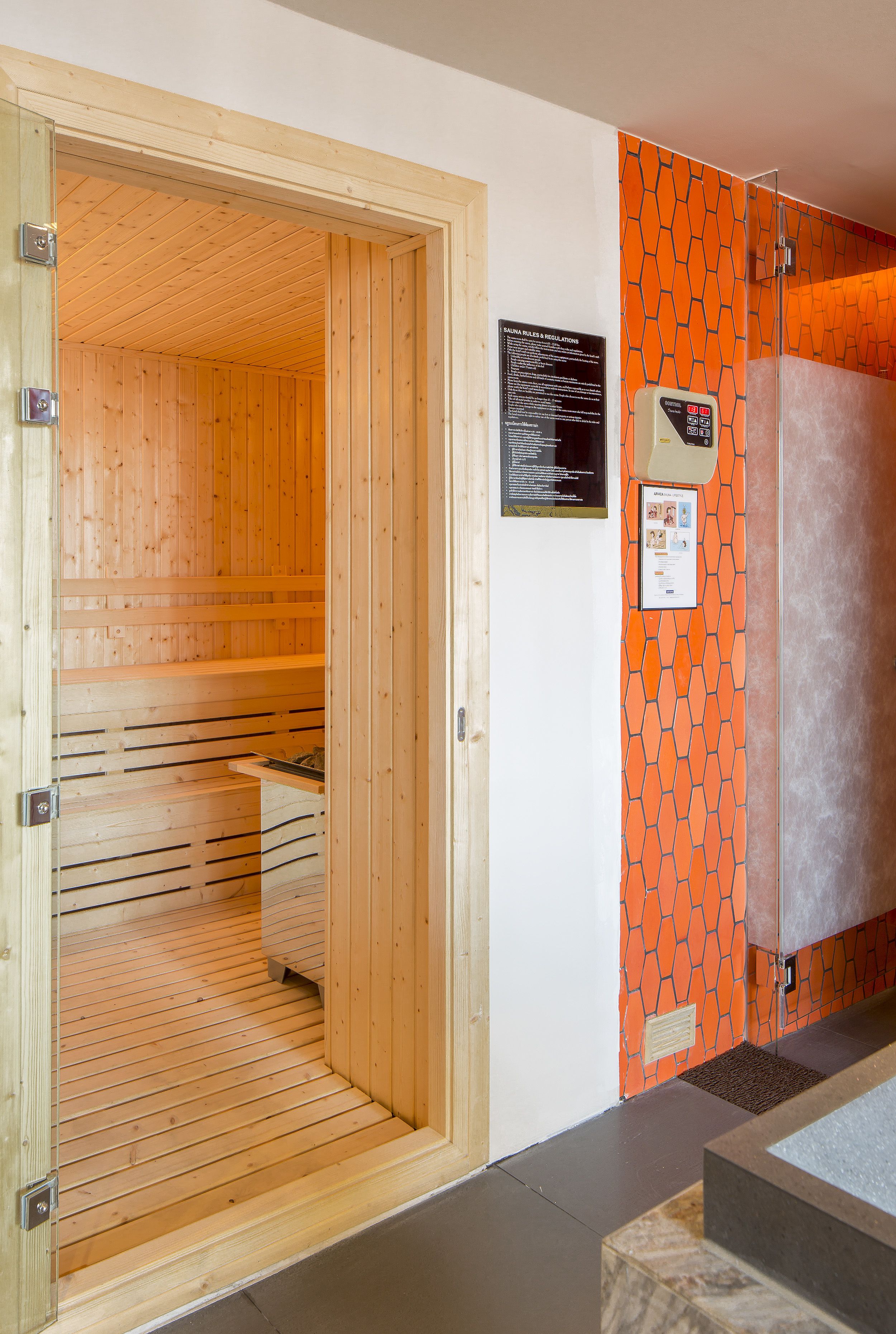Un sauna avec des bancs en bois et un sol carrelé.