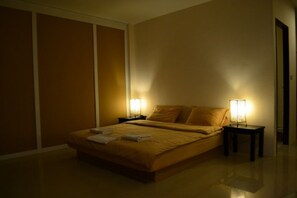 Desk, soundproofing, free WiFi, bed sheets - OYO 619 Water Palm Resort (Takua Pa)