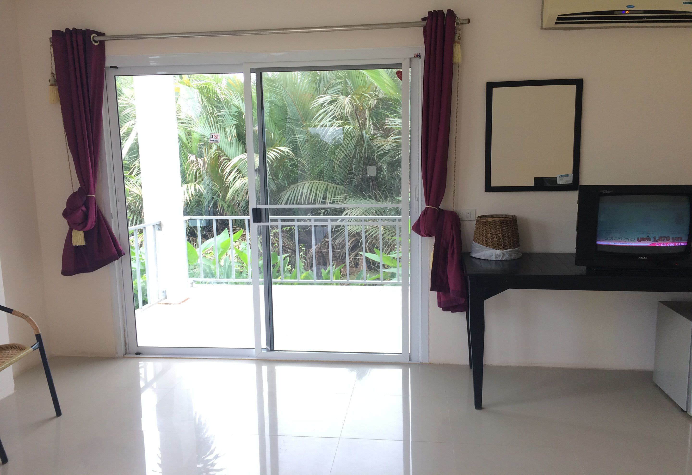 标准双人房 | 办公桌、隔音、免费 WiFi、床单