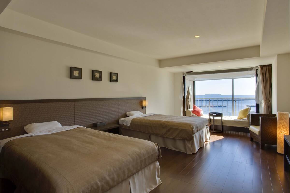 Premium bedding, in-room safe
