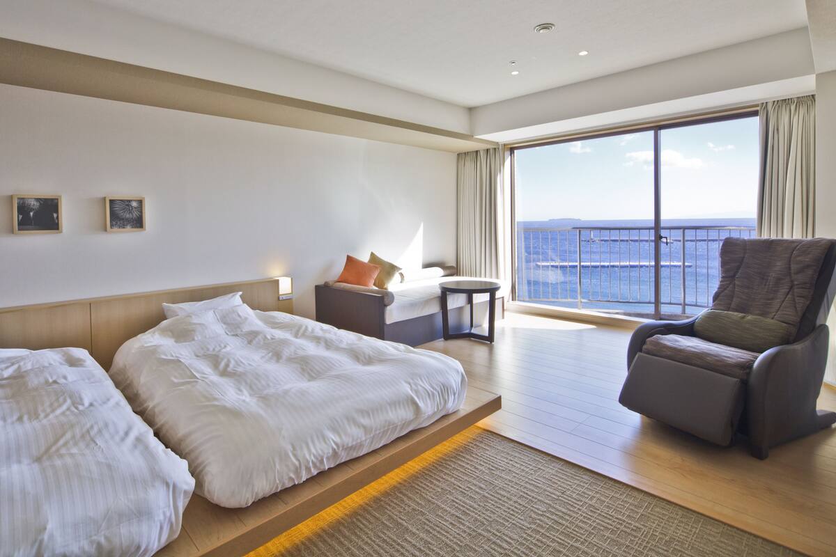 Premium bedding, in-room safe