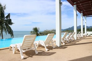 Ulkouima-allas, katolla sijaitseva uima-allas, aurinkotuoleja