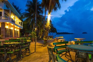 Se sirven desayunos y cocina tailandesa (con vistas a la playa) 