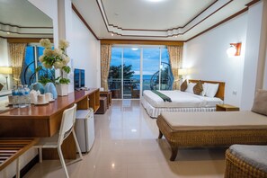 Deluxe Middle Room With Ocean View | In-room safe, desk, blackout drapes, WiFi