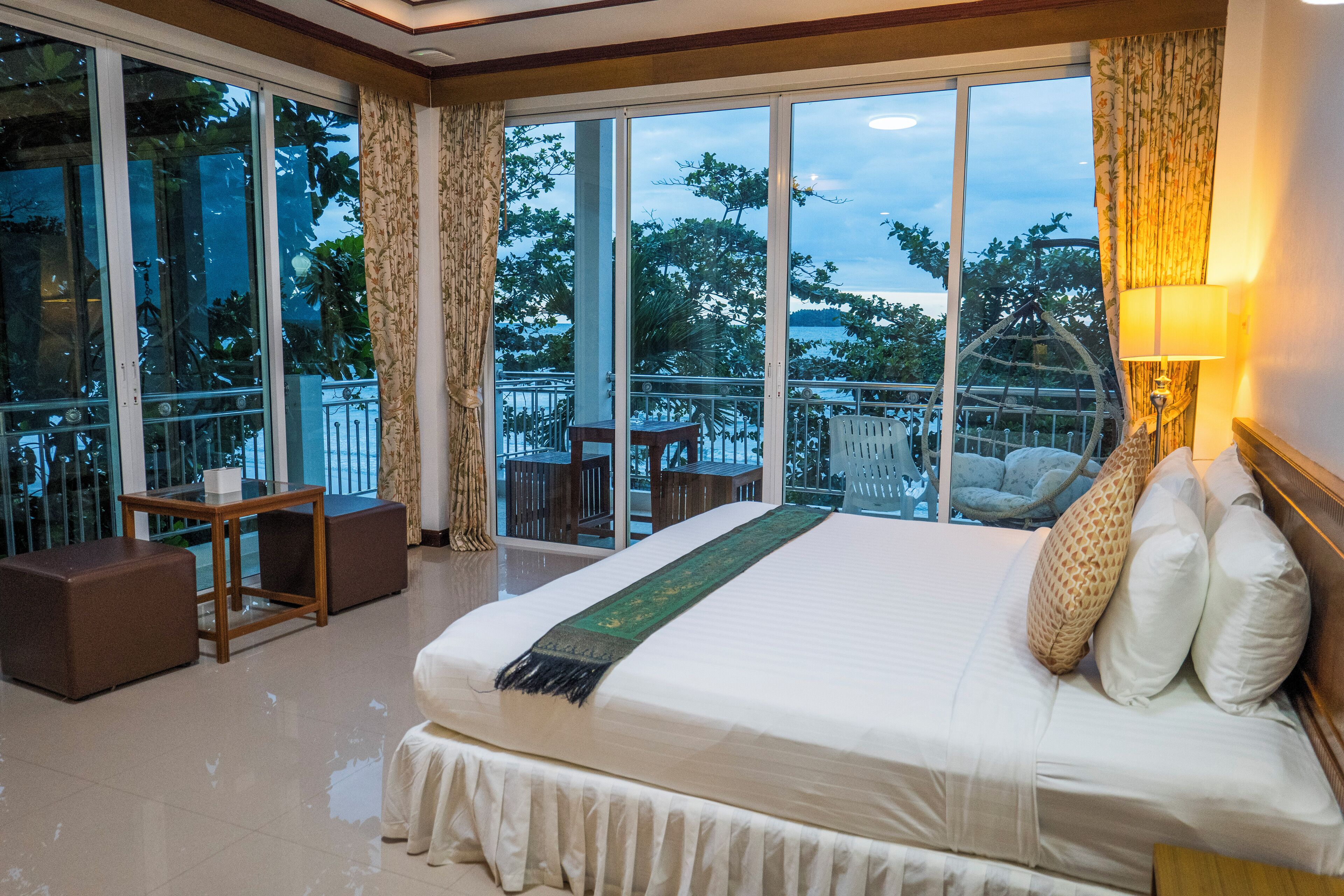 Habitació Deluxe, vistes al mar, cantonada | Caixa forta a l'habitació, escriptori i cortines opaques 