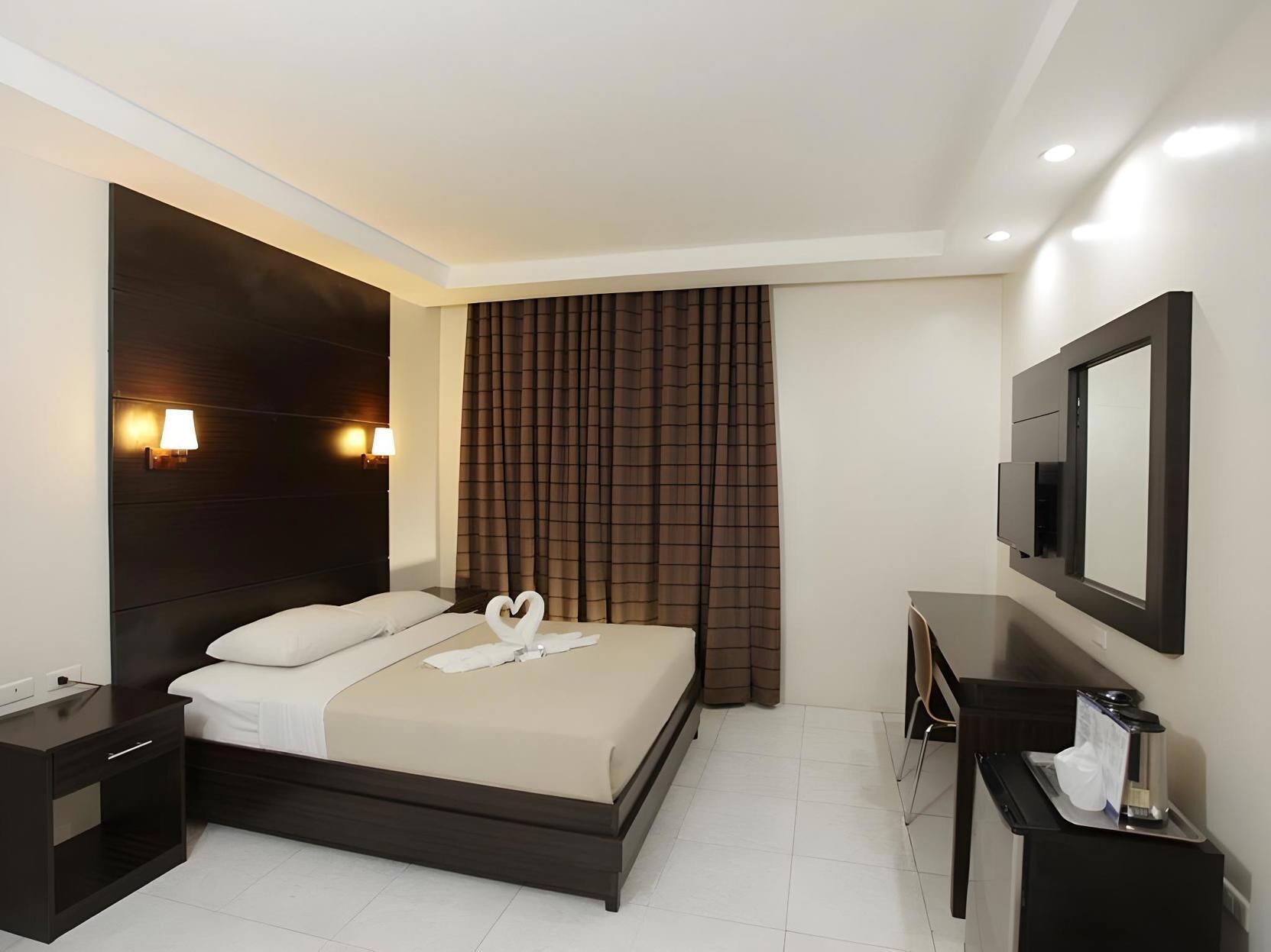 Desk, rollaway beds, free WiFi