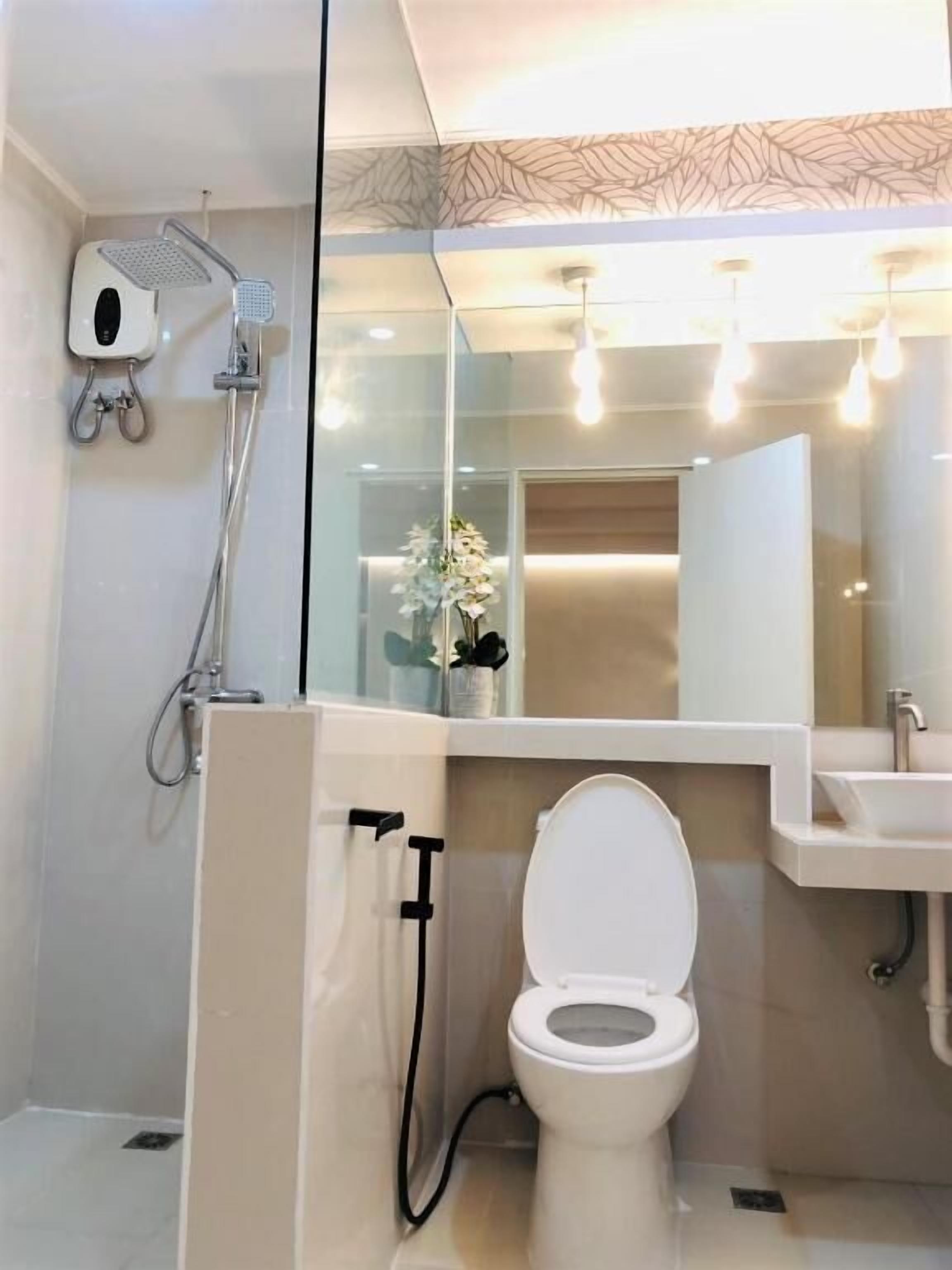 Badezimmer | Dusche, kostenlose Toilettenartikel, Handtücher