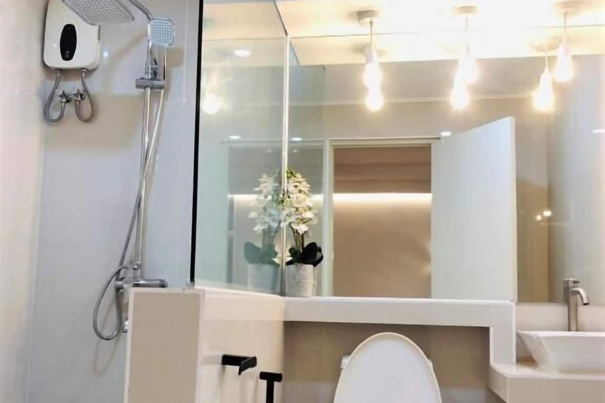 Salle de bain | Douche, articles de toilette gratuits, serviettes fournies