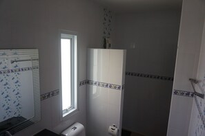 Studio One Bedroom with Kitchenette | Bathroom | Shower, free toiletries, towels - GIB Apartment (Surin)