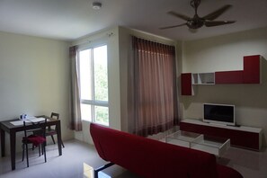 Studio One Bedroom with Kitchenette | Área de estar | TV de tela plana