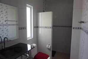 Studio One Bedroom with Kitchenette | Bathroom | Shower, free toiletries, towels
