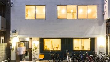 住宿正面 - 傍晚/夜晚