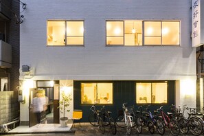 Front of property - evening/night - Guest House Denchi - Hostel (Tokyo)