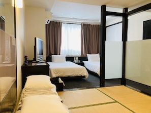 Habitación, para no fumadores (Japanese Western / 2 Semi-Double Beds) | Cortinas blackout, tabla de planchar con plancha y wifi gratis 