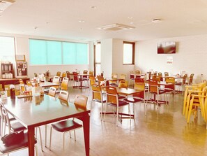 Desayuno con opciones de la cocina local todos los días (con cargo)