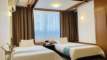 ห้องพัก, ปลอดบุหรี่ (Japanese Western / 2 Semi-Double Beds) | ผ้าม่านกันแสง, เตารีด/โต๊ะรีดผ้า, Wi-Fi ฟรี, ผ้าปูที่นอน