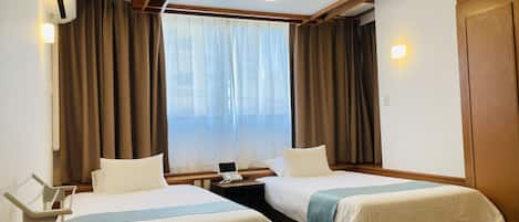 Chambre, non-fumeur (Japanese Western / 2 Semi-Double Beds) | Rideaux d’obscurcissement, fer et planche à repasser