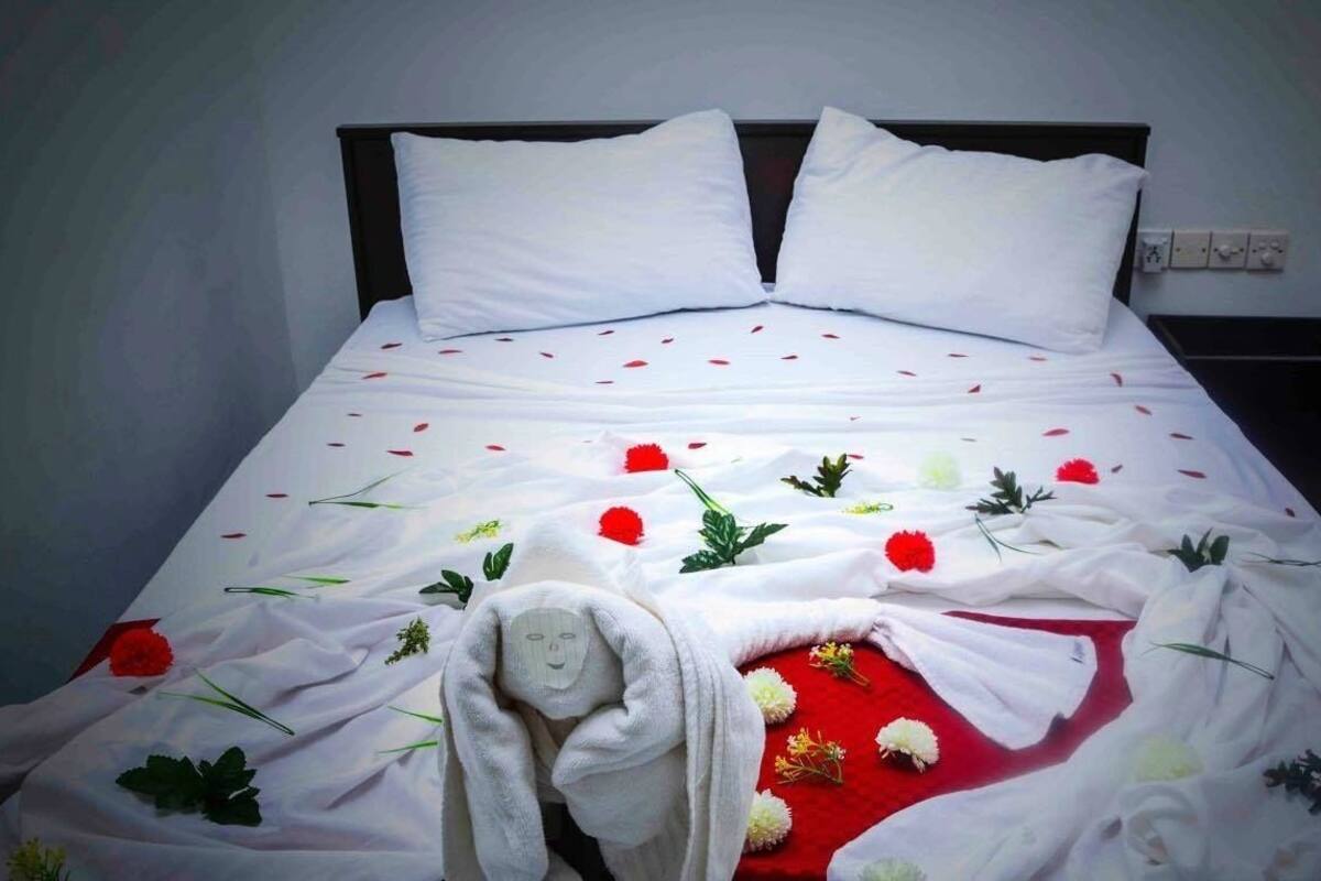 Basic Double Room, Garden View | Minibar, in-room safe, desk, iron/ironing board