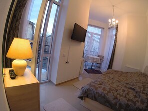 Premium bedding, desk, iron/ironing board, cots/infant beds - A&A Apartments (Lviv)