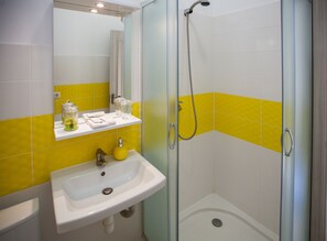 Apartamento (Duplex) | Banheiro | Chuveiro/banheira combinados, produtos de toalete grátis, chinelos 