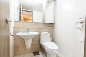 Executive Suite, 2 Bedrooms | Bathroom | Shower, free toiletries, hair dryer, bathrobes - Ricenz Condominium Tower Seoul (Seoul)