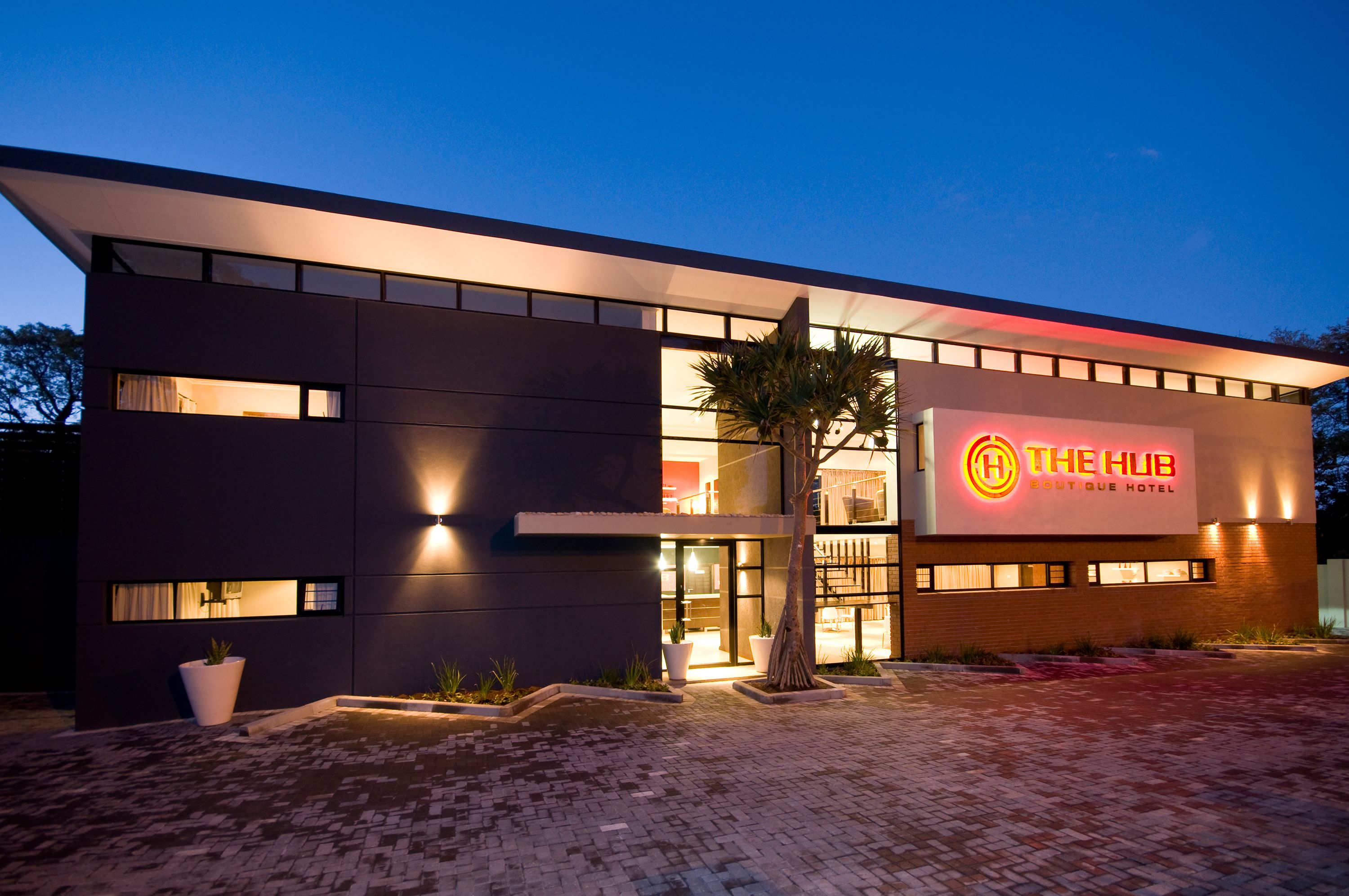 住宿正面 (夜晚)