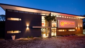 L’extérieur d’un hôtel moderne, avec une enseigne bien visible indiquant : « The Hub Boutique Hotel ».