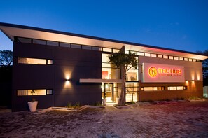 住宿正面 (夜晚)