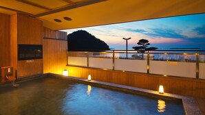A hot spring bath with a view of a mountain and sunset. - Resort Hotel Mihagi (Hagi)