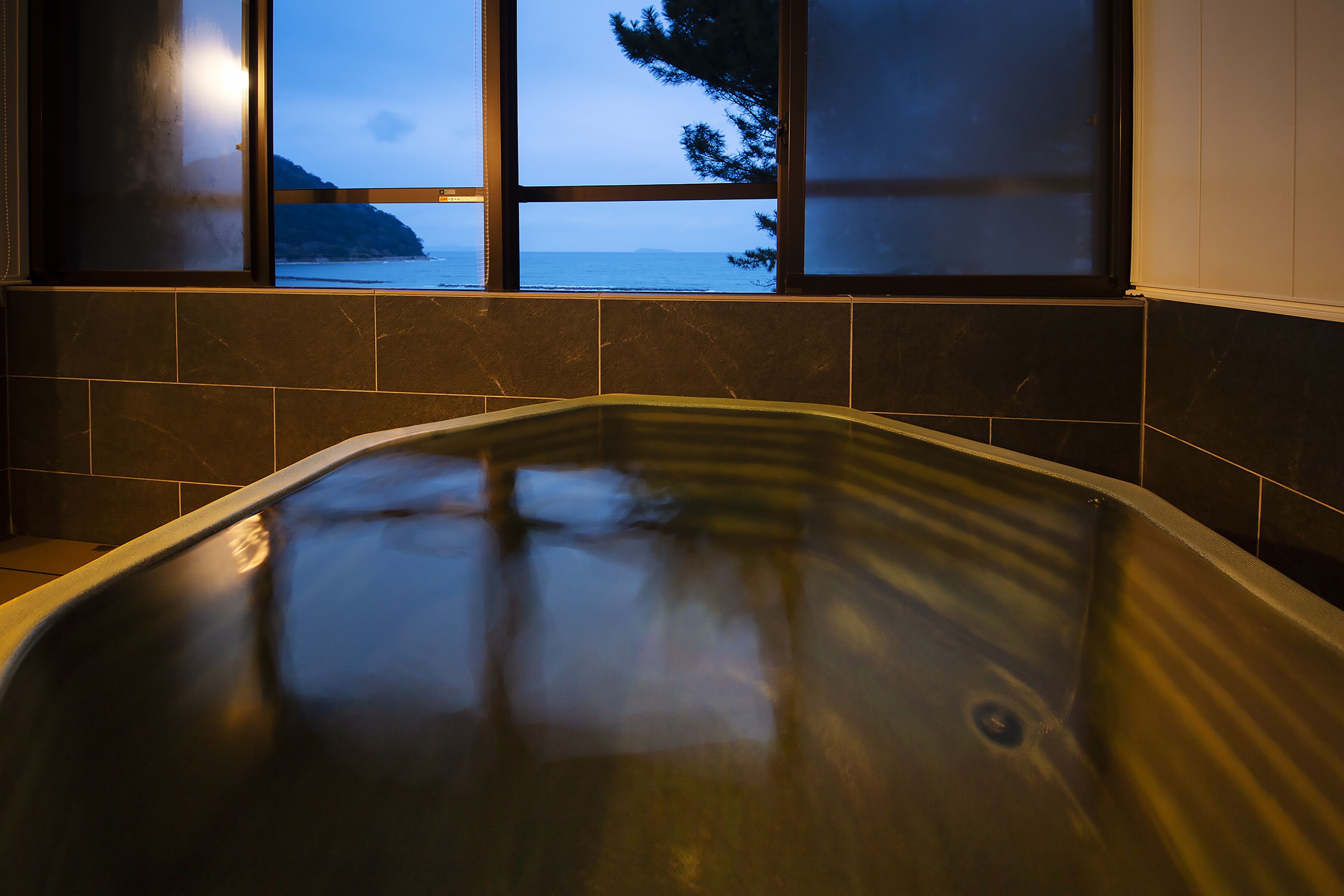 豪華客房, 非吸煙房 (JP-Western room w/ semi open air bath) | 浴室 | 獨立浴缸和淋浴設備、免費盥洗用品、免治馬桶、毛巾