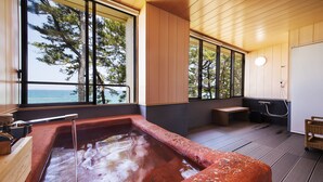 A hot tub with a view of the sea, wooden flooring, and a bench. - Resort Hotel Mihagi (Hagi)