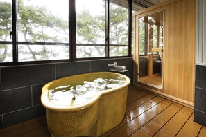Habitación Deluxe con 2 camas individuales, para no fumadores (private sauna and semi open air bath) | Baño | Tina y regadera independientes y amenidades de baño gratuitas 