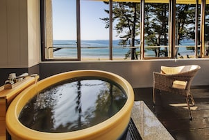 Bañera y ducha independientes, artículos de tocador gratuitos