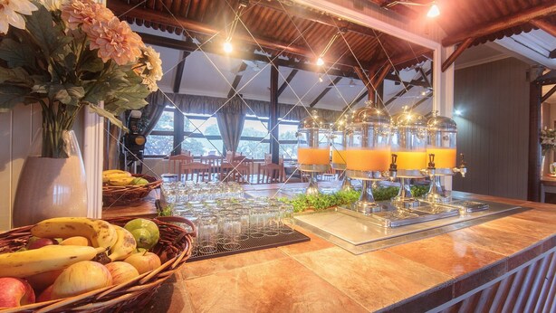 A breakfast bar with fruit, glassware, and a beverage station. - Pine Lodge Resort (Gqeberha (Port Elizabeth))
