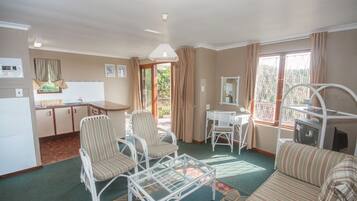 Chalet (Open Plan Chalet with Kitchen) | Olohuone | Televisio