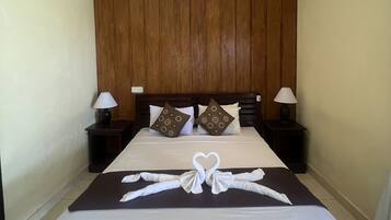 Habitación doble estándar, 6 habitaciones, vista al océano | Caja de seguridad en la habitación y escritorio