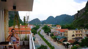 Ein Balkon mit Blick auf eine Straße und Berge.