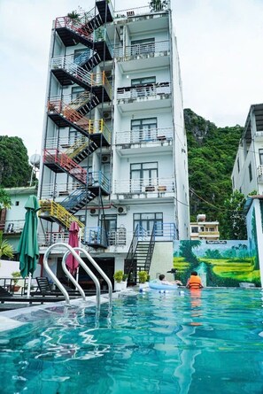 Outdoor pool - Thuong Hai Hotel (Bo Trach)