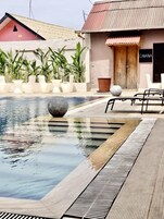 Una piscina al aire libre