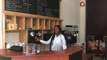 بوفيه فطور مجانًا يوميًا