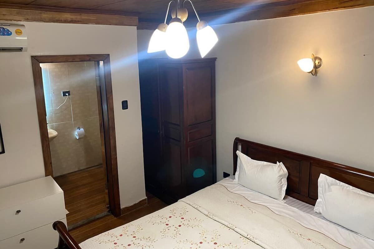 1 camera, minibar, una cassaforte in camera, una scrivania