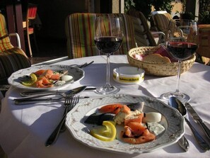 حيث تُقدم وجبات الإفطار، الغداء، العشاء، الأطباق الإقليمية