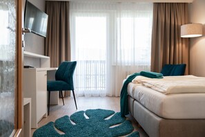 Small Double Room with Lake View | In-room safe, desk, free WiFi, bed sheets - Seehotel Vinzenz (Schiefling am See)