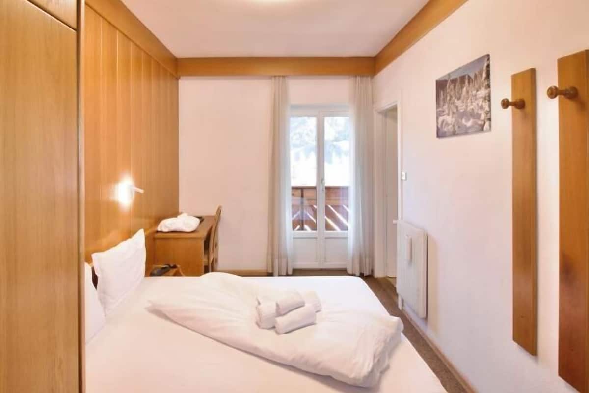 Zimmersafe, Schreibtisch, Verdunkelungsvorhänge, schallisolierte Zimmer